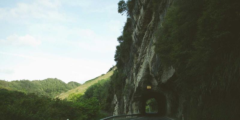 户外景区智能储物柜供电方案终极对比:太阳能、市电、电池,谁是最优解?