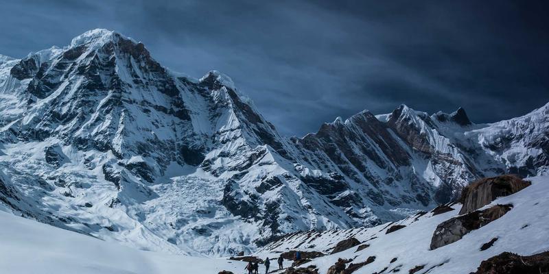 智能算法如何重塑仓储空间：从金属柜到仓库货架的效率革命