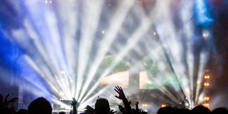 游泳馆防水储物柜如何选？材质与维护成本深度解析，告别潮湿烦恼